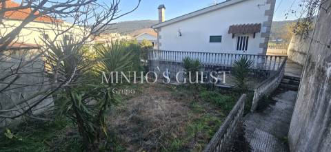 Moradia V4 Individual inserida em lote de 1800m2 - Nogueira, Braga