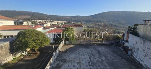 Moradia V4 Individual inserida em lote de 1800m2 - Nogueira, Braga