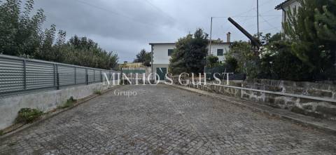 Moradia V4 Individual inserida em lote de 1800m2 - Nogueira, Braga