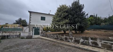 Moradia V4 Individual inserida em lote de 1800m2 - Nogueira, Braga