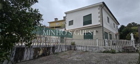 Moradia V4 Individual inserida em lote de 1800m2 - Nogueira, Braga