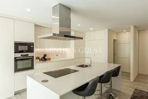 Apartamento T3 na 1ª Linha de Mar – Apúlia (Pronto a Habitar)