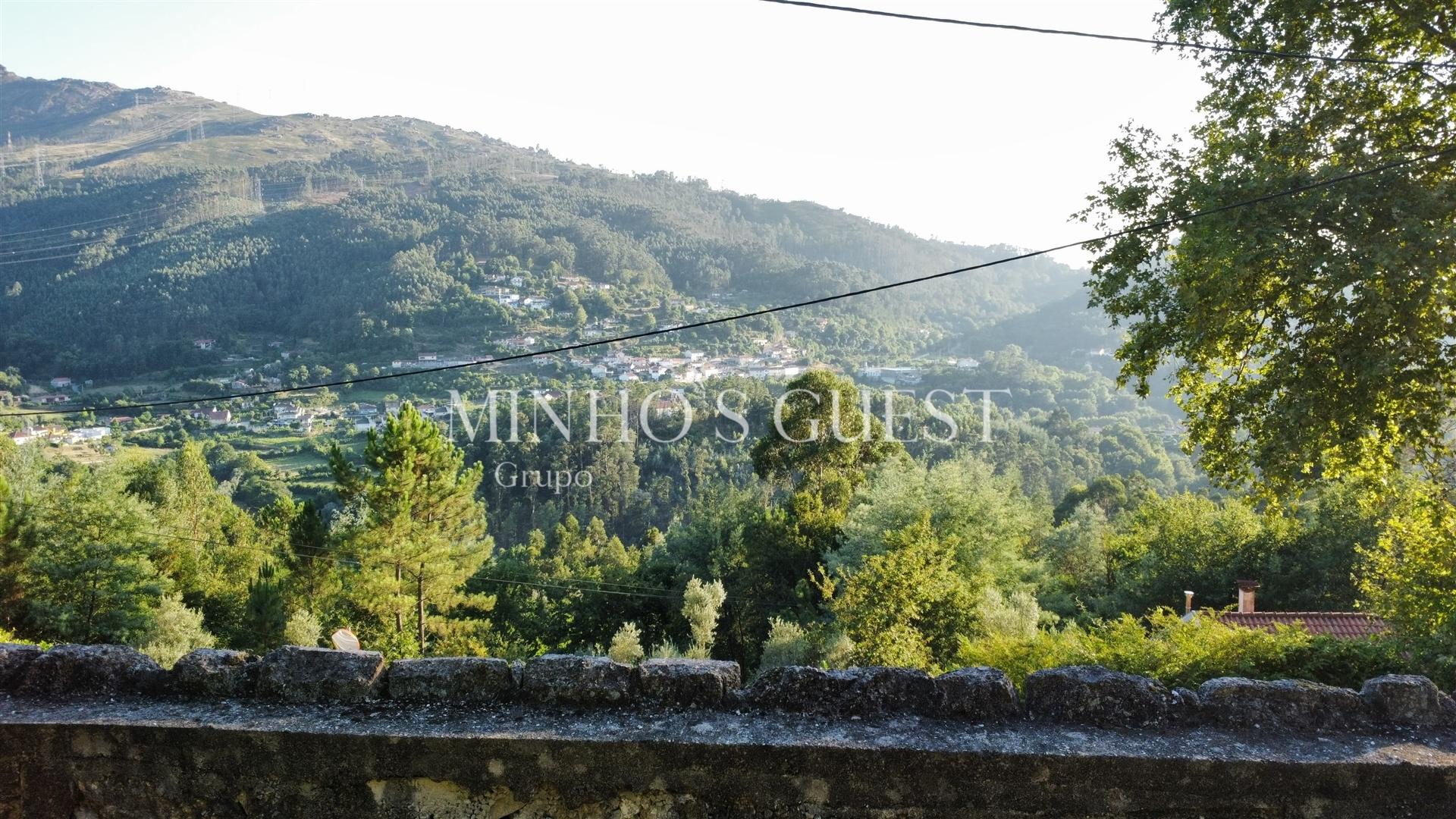 Moradia em Pedra c/2 pisos p/restauro junto á Barragem de Caniçada