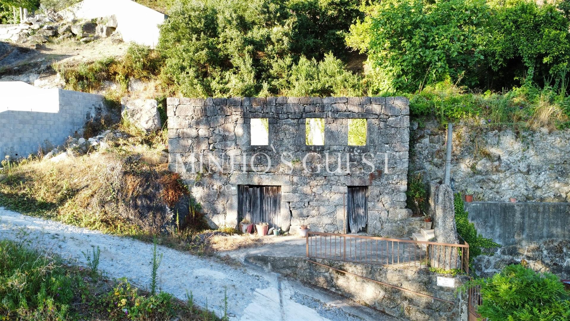 Moradia em Pedra c/2 pisos p/restauro junto á Barragem de Caniçada