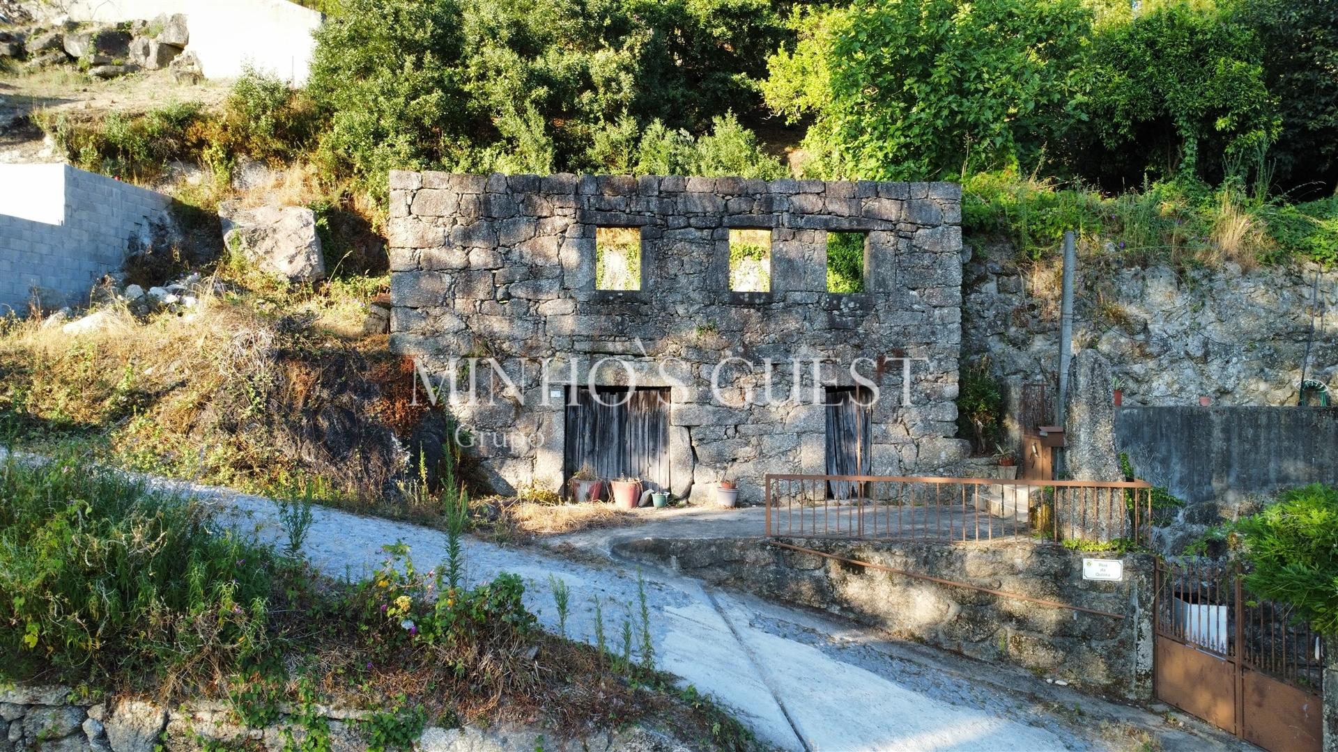 Moradia em Pedra c/2 pisos p/restauro junto á Barragem de Caniçada