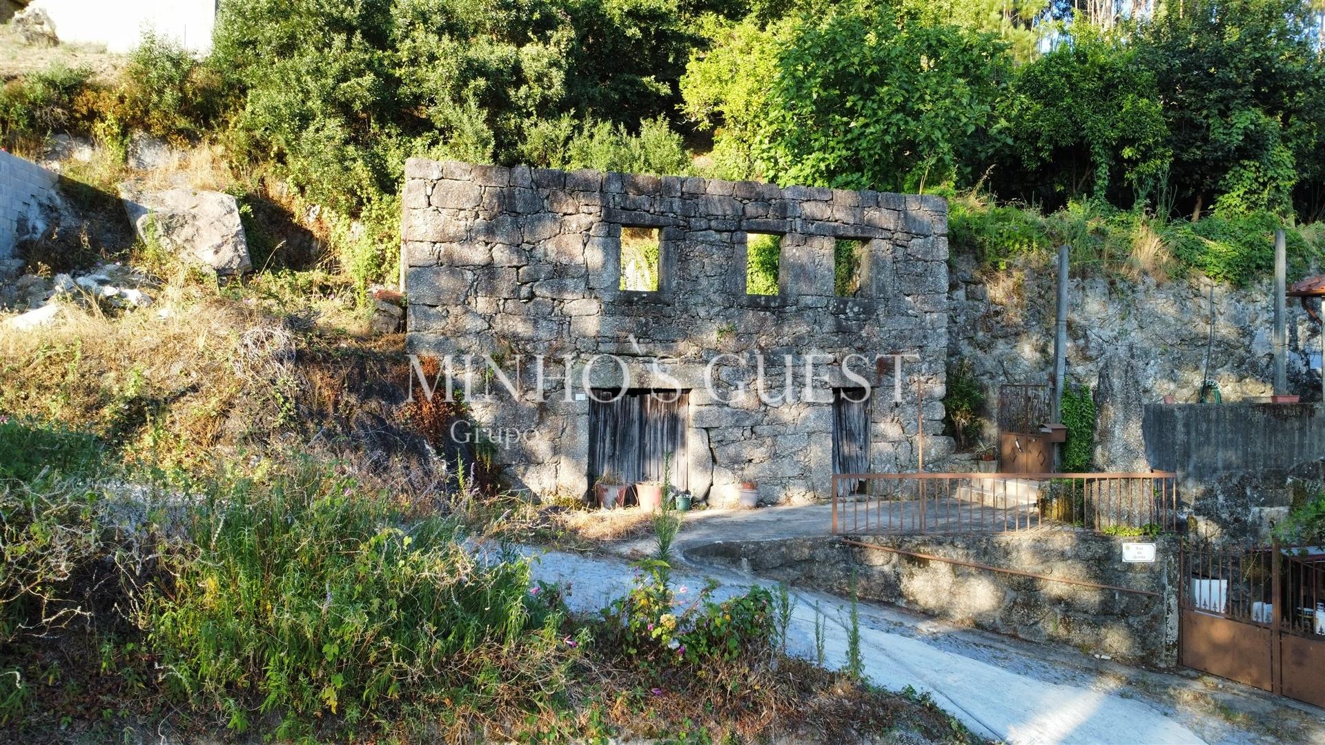 Moradia em Pedra c/2 pisos p/restauro junto á Barragem de Caniçada