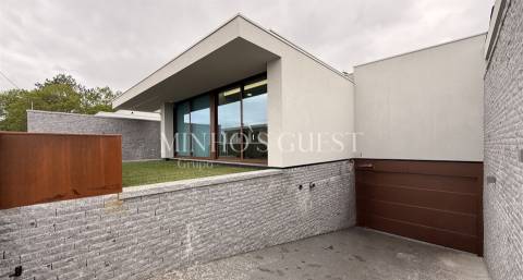 Moradias V3 em Condomínio de Luxo  – Palmeira