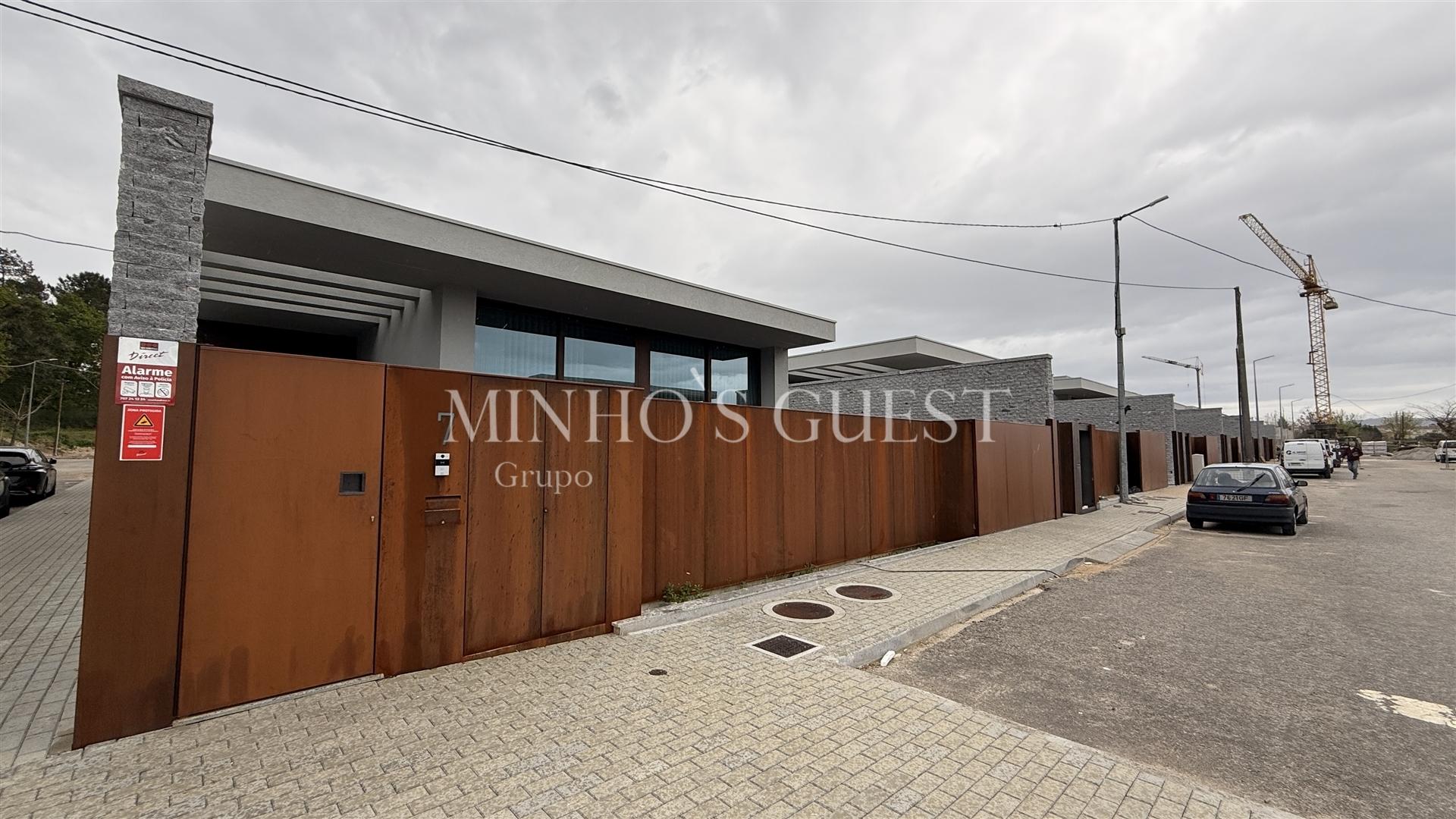 Moradias V3 em Condomínio de Luxo  – Palmeira