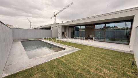 Moradias V3 em Condomínio de Luxo  – Palmeira