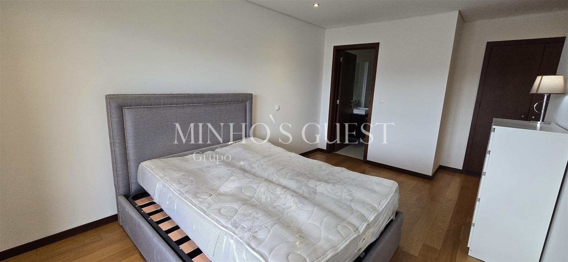 Apartamento T3 vista para o Bom Jesus e Sameiro c/ elevador e garagem fechada - Ferreiros, Braga