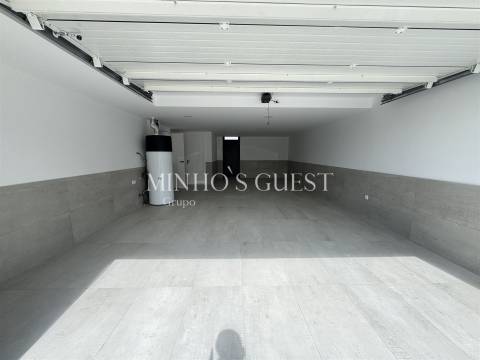 Moradia V3 +1 Individual inserida em lote de 800m c/ Piscina, 3 Suites e Escritório - Merelim, Braga