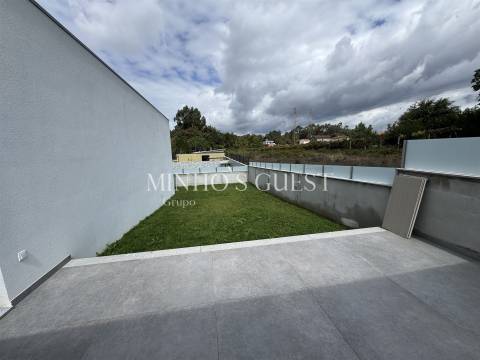 Moradia V3 +1 Individual inserida em lote de 800m c/ Piscina, 3 Suites e Escritório - Merelim, Braga