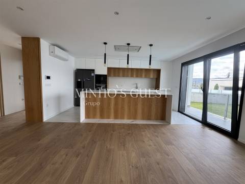 Moradia V3 +1 Individual inserida em lote de 800m c/ Piscina, 3 Suites e Escritório - Merelim, Braga