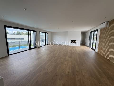Moradia V3 +1 Individual inserida em lote de 800m c/ Piscina, 3 Suites e Escritório - Merelim, Braga