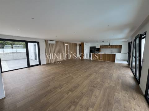 Moradia V3 +1 Individual inserida em lote de 800m c/ Piscina, 3 Suites e Escritório - Merelim, Braga