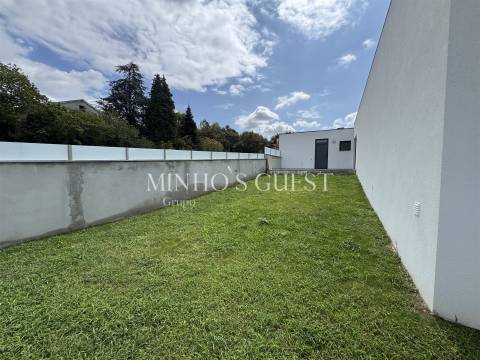Moradia V3 +1 Individual inserida em lote de 800m c/ Piscina, 3 Suites e Escritório - Merelim, Braga