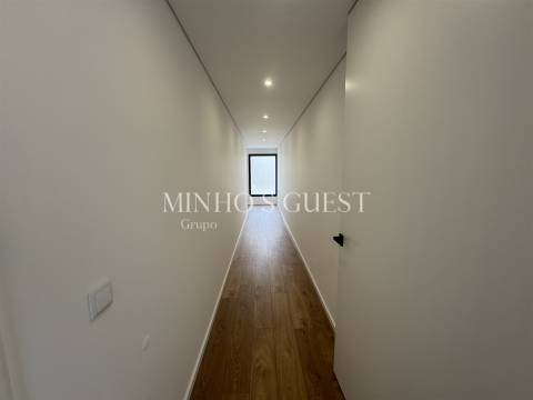 Moradia V3 +1 Individual inserida em lote de 800m c/ Piscina, 3 Suites e Escritório - Merelim, Braga