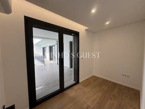 Moradia V3 +1 Individual inserida em lote de 800m c/ Piscina, 3 Suites e Escritório - Merelim, Braga