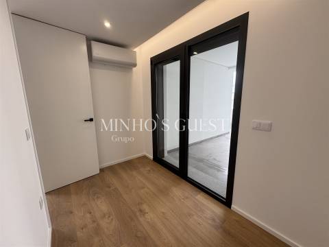 Moradia V3 +1 Individual inserida em lote de 800m c/ Piscina, 3 Suites e Escritório - Merelim, Braga