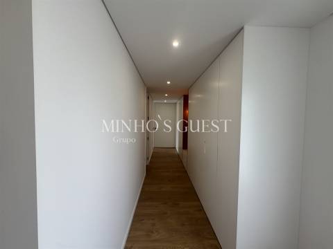 Moradia V3 +1 Individual inserida em lote de 800m c/ Piscina, 3 Suites e Escritório - Merelim, Braga