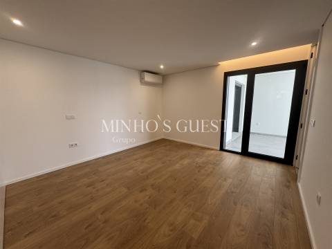 Moradia V3 +1 Individual inserida em lote de 800m c/ Piscina, 3 Suites e Escritório - Merelim, Braga