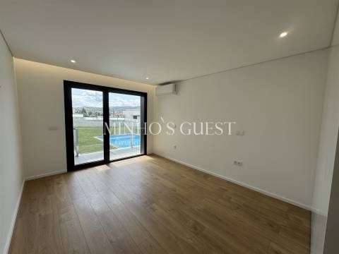 Moradia V3 +1 Individual inserida em lote de 800m c/ Piscina, 3 Suites e Escritório - Merelim, Braga