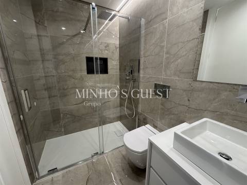 Moradia V3 +1 Individual inserida em lote de 800m c/ Piscina, 3 Suites e Escritório - Merelim, Braga