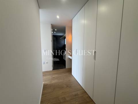 Moradia V3 +1 Individual inserida em lote de 800m c/ Piscina, 3 Suites e Escritório - Merelim, Braga