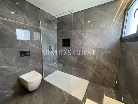 Moradia V3 +1 Individual inserida em lote de 800m c/ Piscina, 3 Suites e Escritório - Merelim, Braga