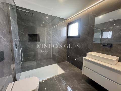 Moradia V3 +1 Individual inserida em lote de 800m c/ Piscina, 3 Suites e Escritório - Merelim, Braga