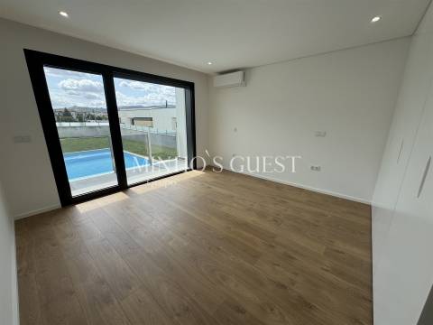 Moradia V3 +1 Individual inserida em lote de 800m c/ Piscina, 3 Suites e Escritório - Merelim, Braga