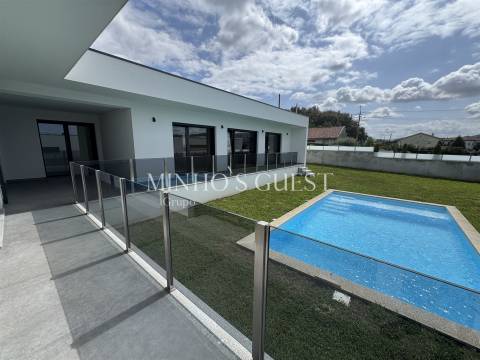 Moradia V3 +1 Individual inserida em lote de 800m c/ Piscina, 3 Suites e Escritório - Merelim, Braga