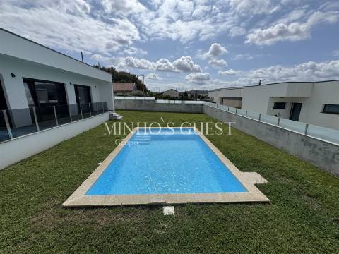 Moradia V3 +1 Individual inserida em lote de 800m c/ Piscina, 3 Suites e Escritório - Merelim, Braga
