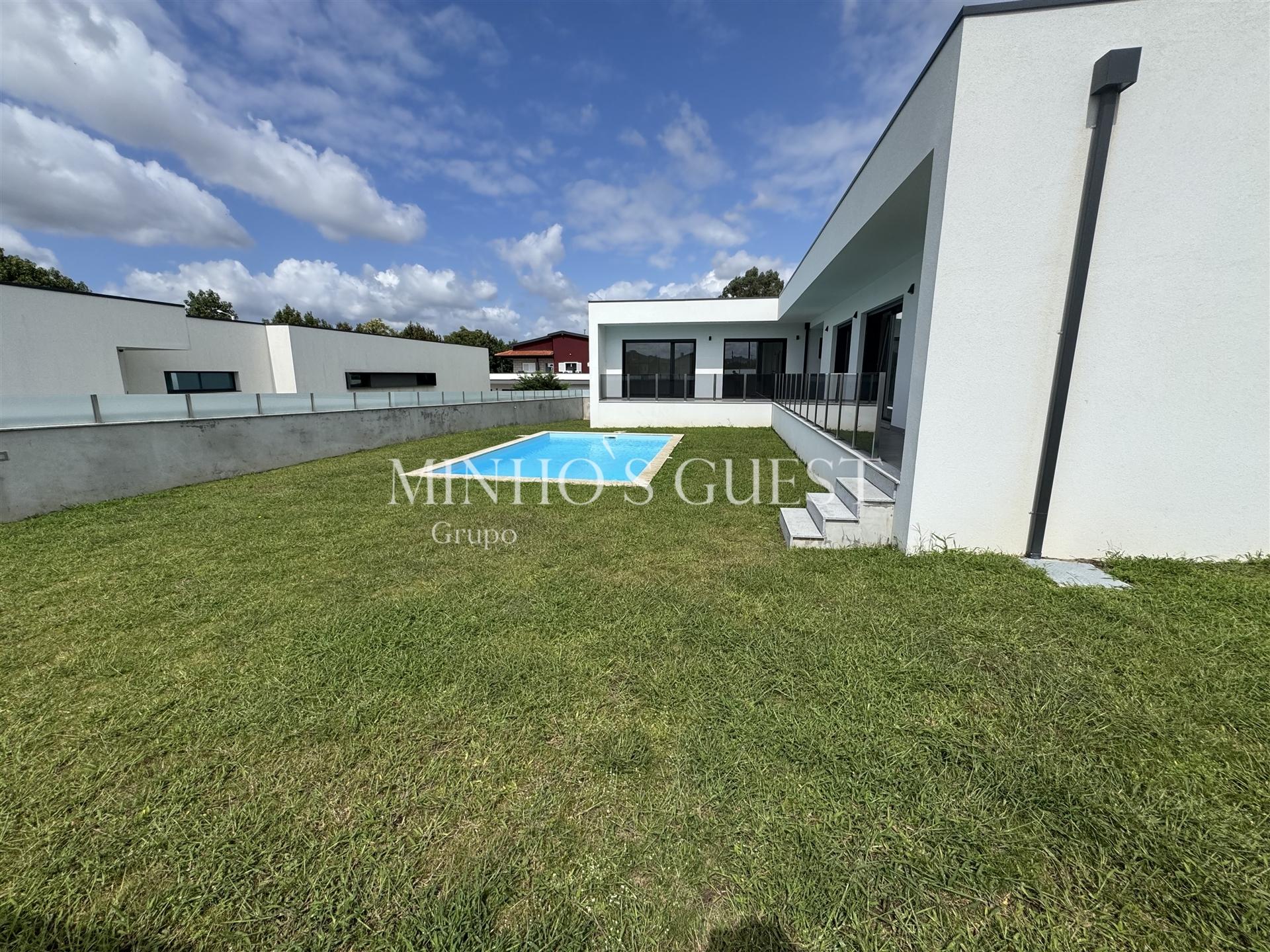 Moradia V3 +1 Individual inserida em lote de 800m c/ Piscina, 3 Suites e Escritório - Merelim, Braga