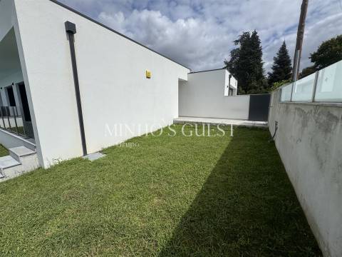 Moradia V3 +1 Individual inserida em lote de 800m c/ Piscina, 3 Suites e Escritório - Merelim, Braga