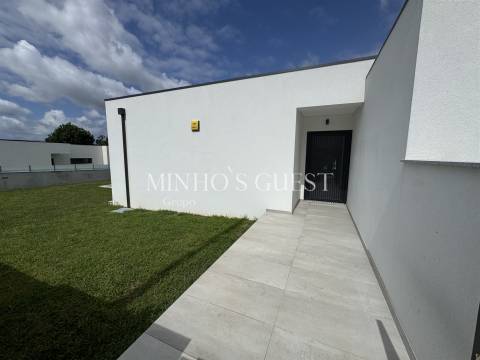 Moradia V3 +1 Individual inserida em lote de 800m c/ Piscina, 3 Suites e Escritório - Merelim, Braga