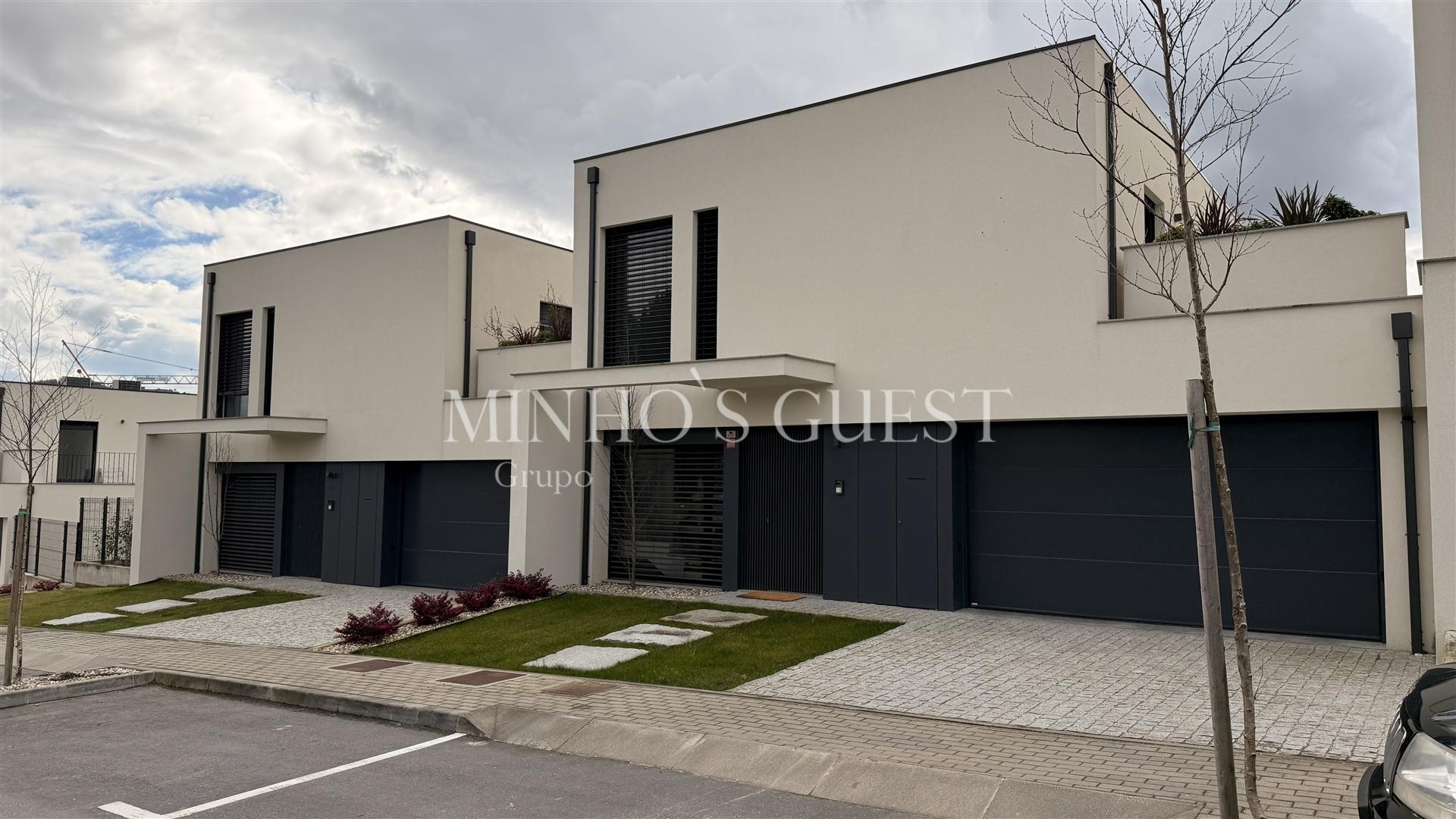 Moradia Gaveto c/ 3 Suites e Logradouro - Braga
