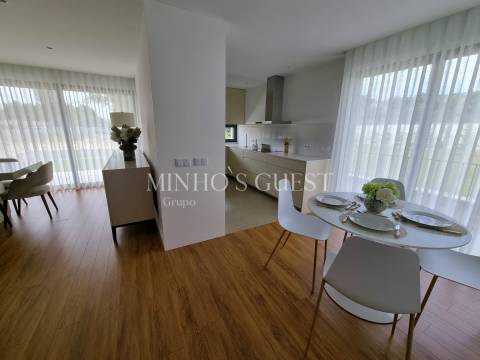 Moradia em Banda c/ 3 Suites e Logradouro - Braga