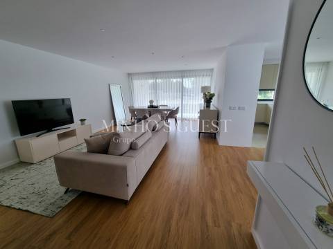 Moradia em Banda c/ 3 Suites e Logradouro - Braga