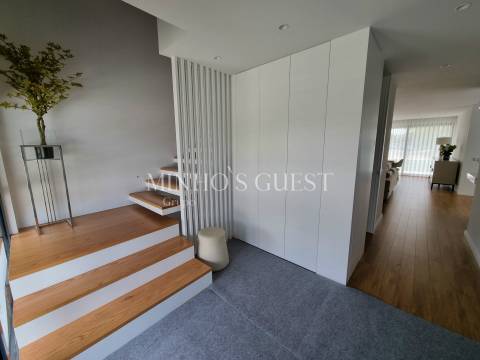 Moradia em Banda c/ 3 Suites e Logradouro - Braga