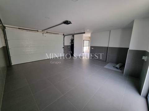 Moradia em Banda c/ 3 Suites e Logradouro - Braga