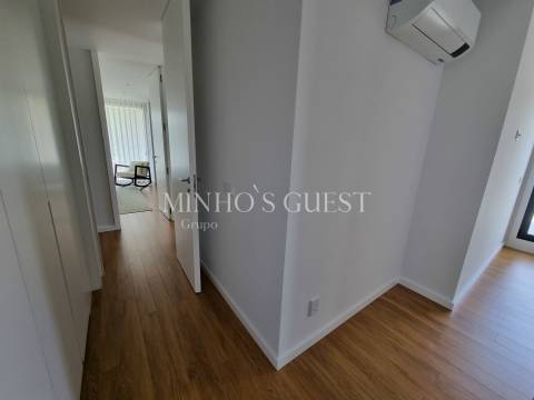 Moradia em Banda c/ 3 Suites e Logradouro - Braga