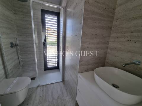 Moradia em Banda c/ 3 Suites e Logradouro - Braga