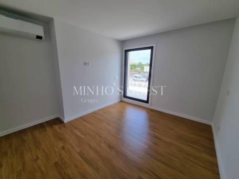 Moradia em Banda c/ 3 Suites e Logradouro - Braga