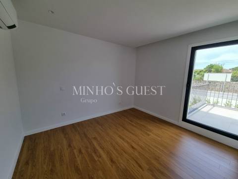 Moradia em Banda c/ 3 Suites e Logradouro - Braga