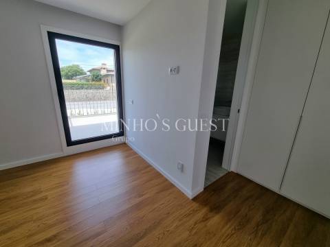 Moradia em Banda c/ 3 Suites e Logradouro - Braga