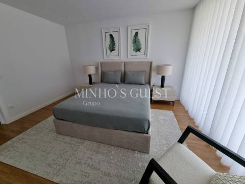 Moradia em Banda c/ 3 Suites e Logradouro - Braga