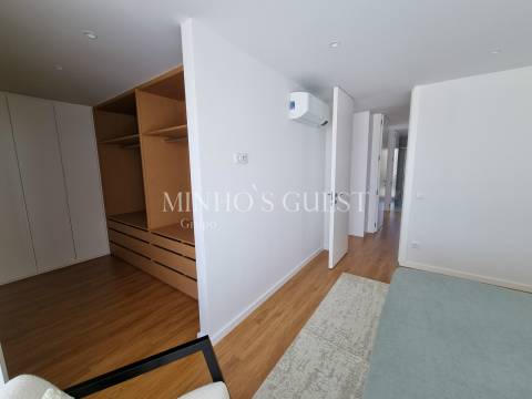 Moradia em Banda c/ 3 Suites e Logradouro - Braga