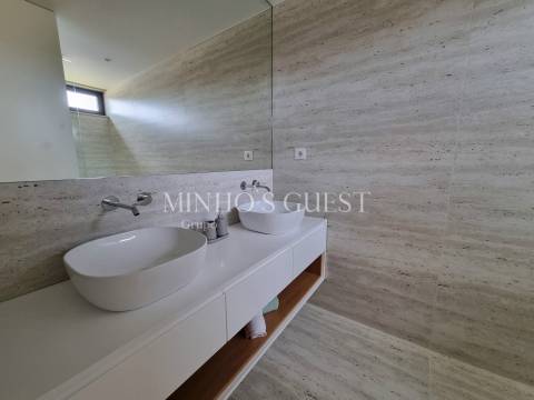 Moradia em Banda c/ 3 Suites e Logradouro - Braga