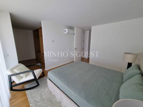 Moradia em Banda c/ 3 Suites e Logradouro - Braga